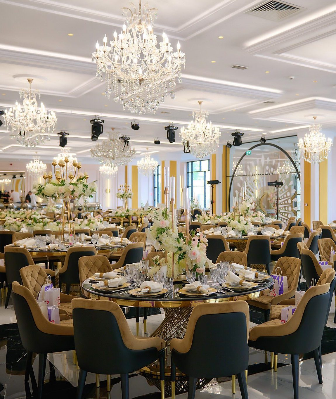 Salon de evenimente Palace by Orient Brăila, cu candelabre și mese aranjate pentru nuntă