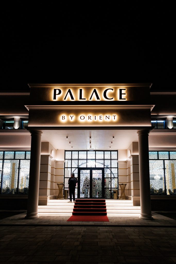 Intrarea în Palace by Orient Brăila, seara