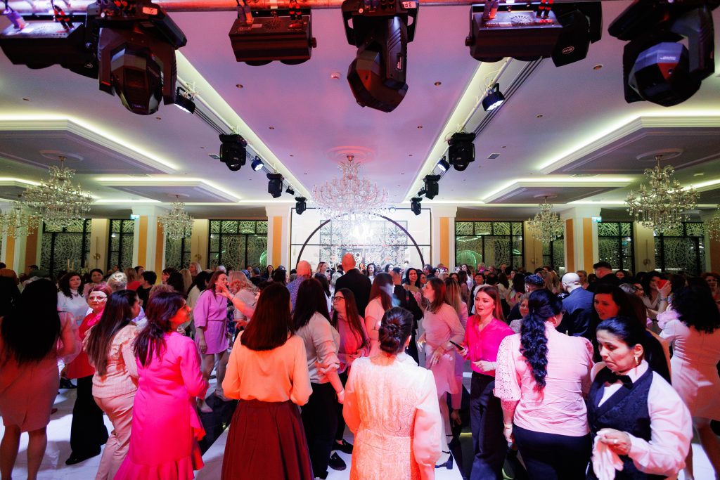 Invitați dansând la o petrecere în salonul Palace by Orient Brăila